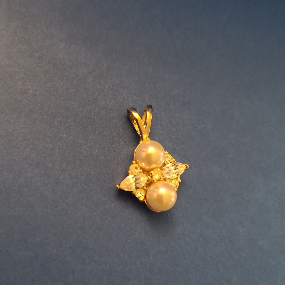 Gold Plated Pendant w/ Pearls ✨️ 💛